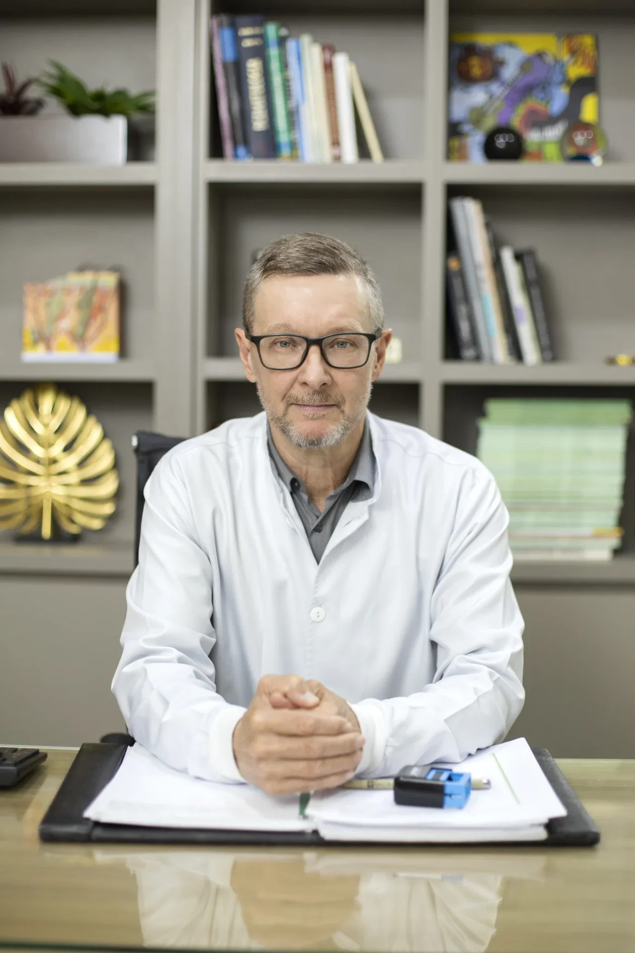 Dr. Joelson Reis Ciacci, médico da Dermocentro, em seu consultório